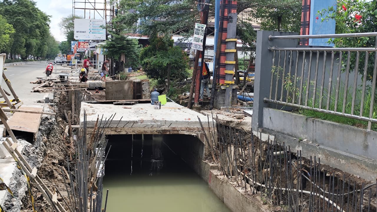 TANGANI BANJIR: Beberapa pekerja menyelesaikan pembangunan drainase di dekat Jalan Juanda 3 Kecamatan Samarinda Ulu, Senin (1/9).