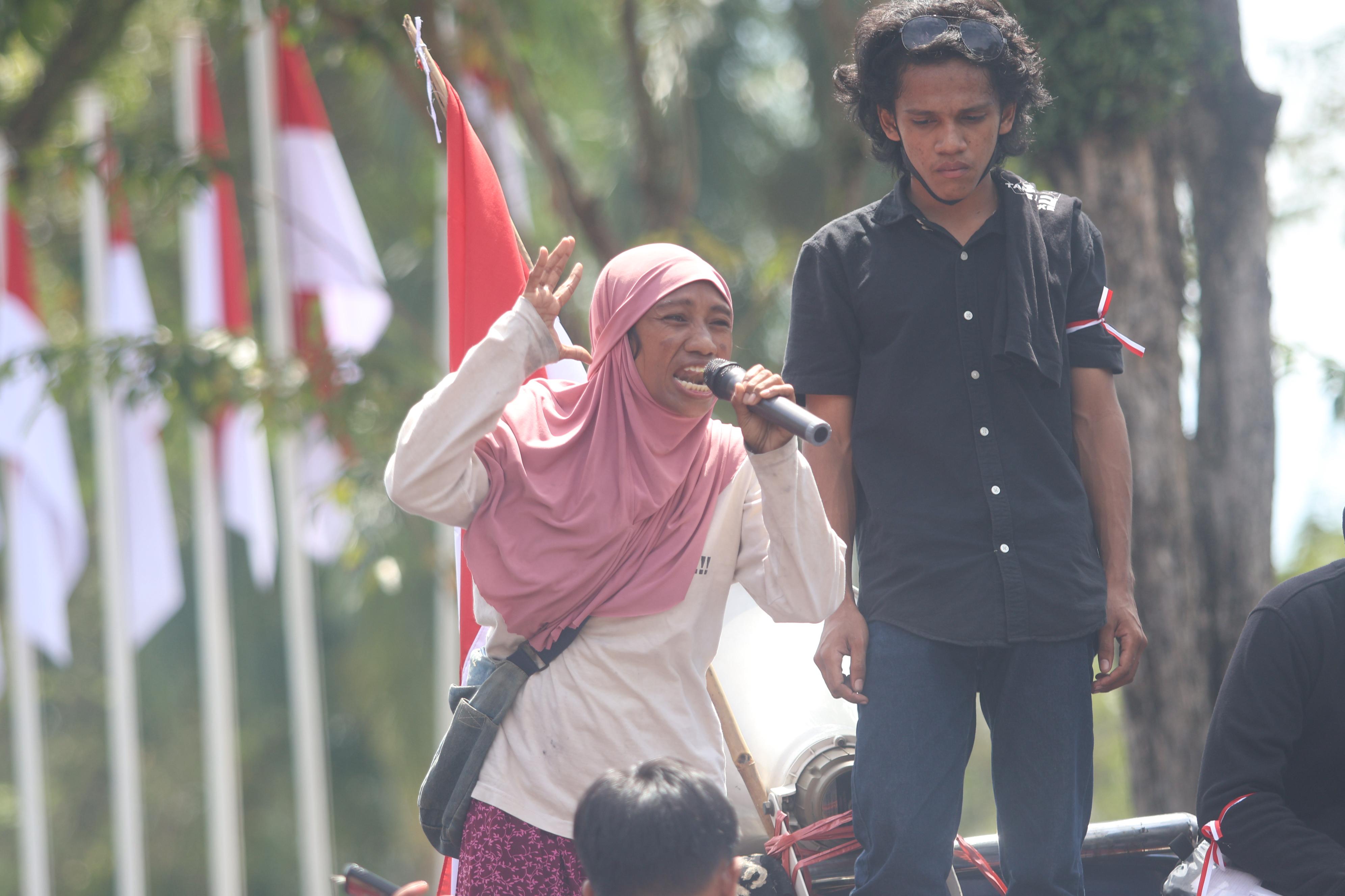 Ama Ani menyampaikan keresahan terkait SPMB di Balikpapan, Senin (1/9). (ANGGI PRADITHA/KP)