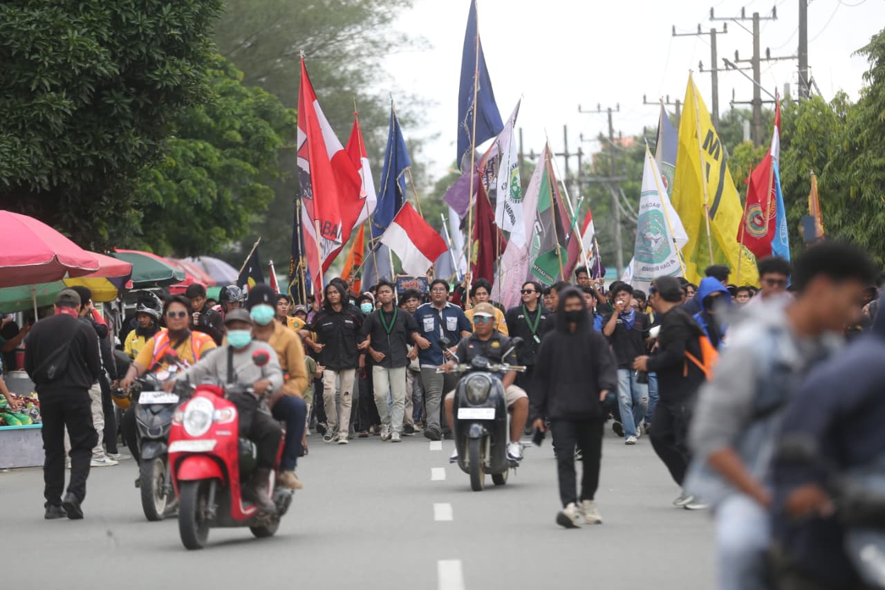 AKSI: Aliansi Mahakam mulai memadati area depan Gedung DPRD Kaltim di Samarinda. (RAMA SITOHANG/KALTIM POST)
