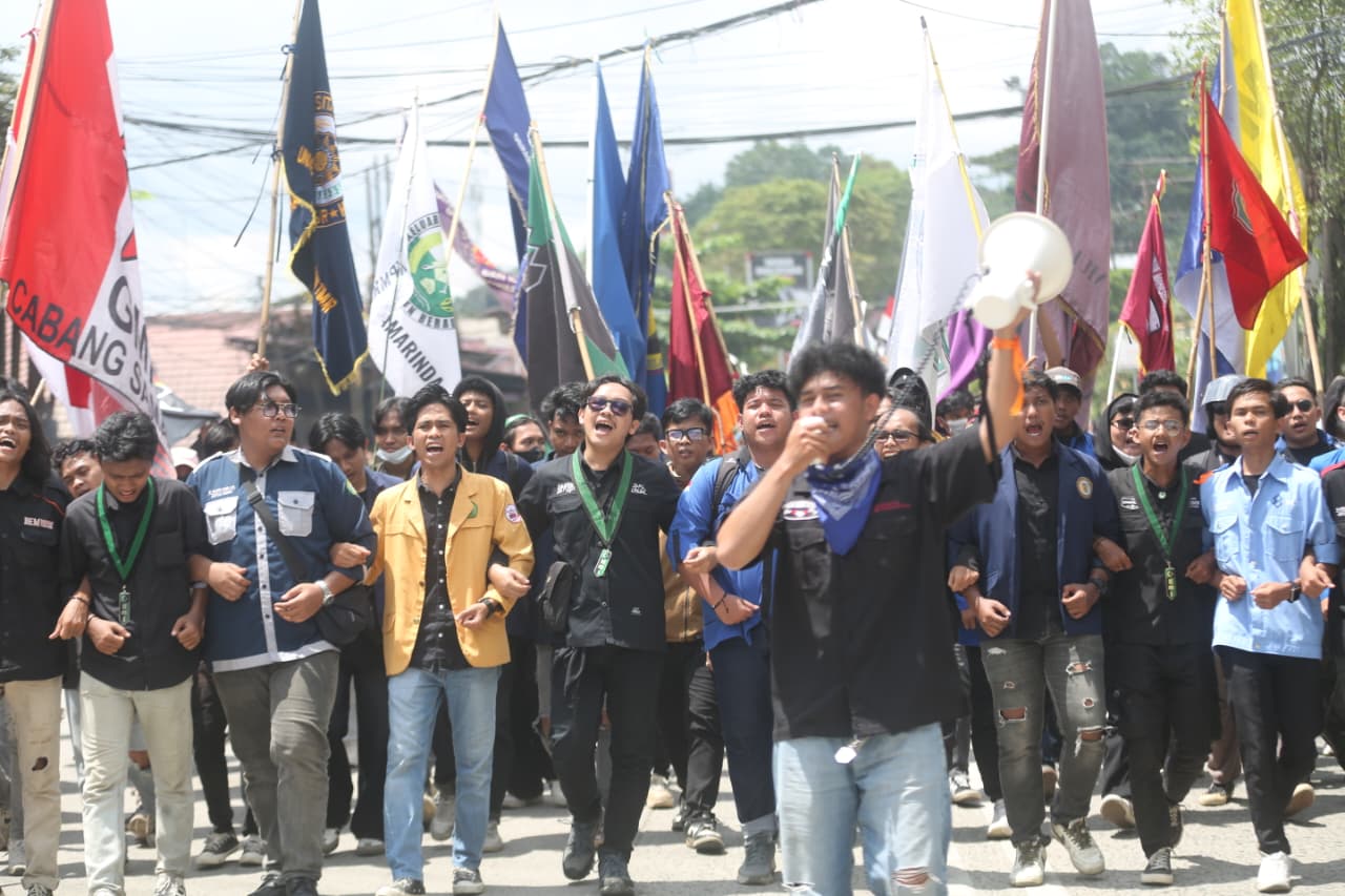 Selain menyuarakan kritik atas tunjangan mewah anggota DPR RI, massa juga membawa sejumlah tuntutan yang berkaitan dengan persoalan di wilayah Kaltim. (RAMA SITOHANG/KALTIM POST)