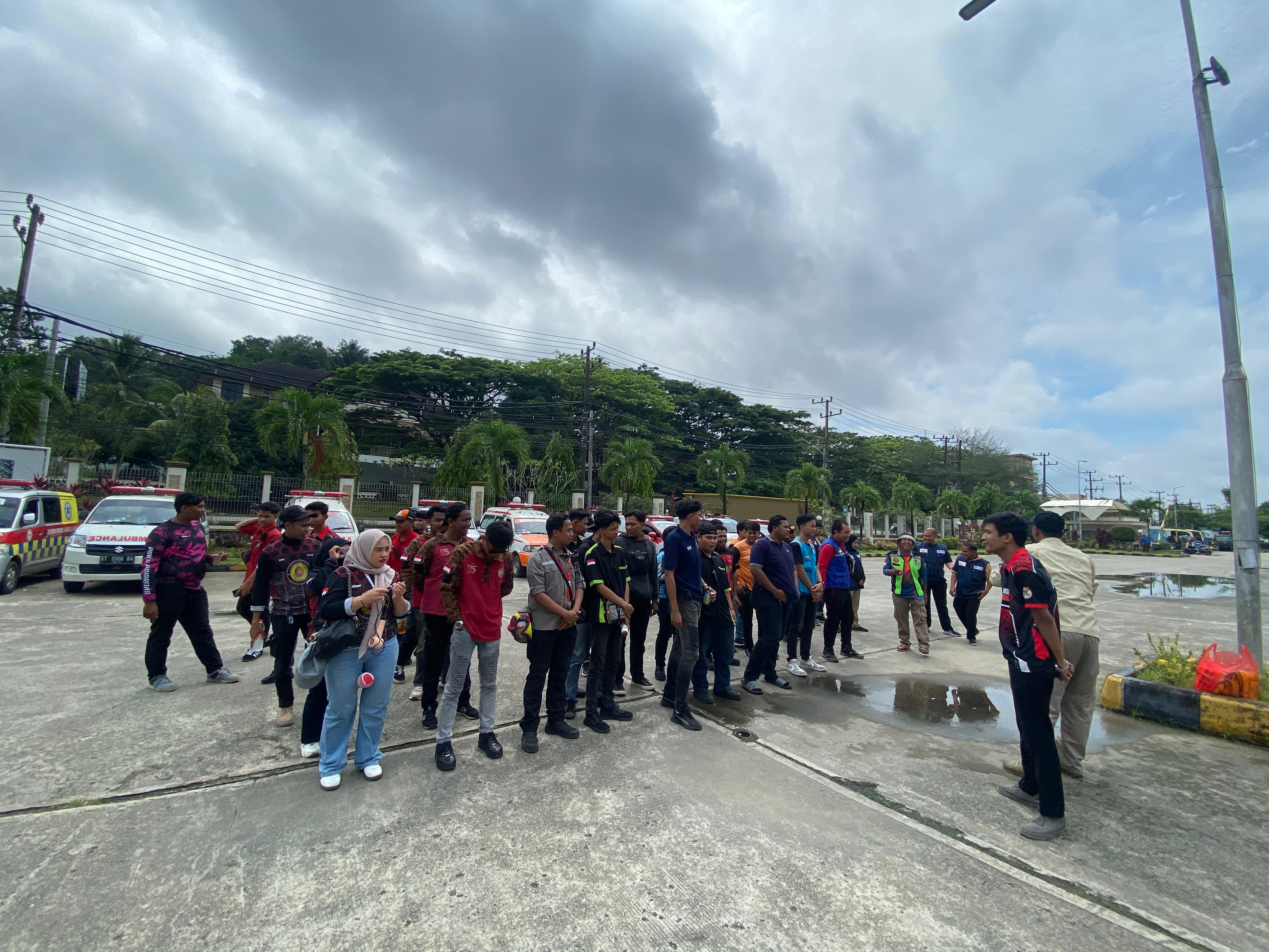 Sebanyak 23 unit ambulans dan 92 tenaga medis serta relawan disiagakan di tiga titik strategis dalam aksi demonstrasi di depan Gedung DPRD Kaltim, Senin 1 September 2025. (EKO PRALISTIO/KP)