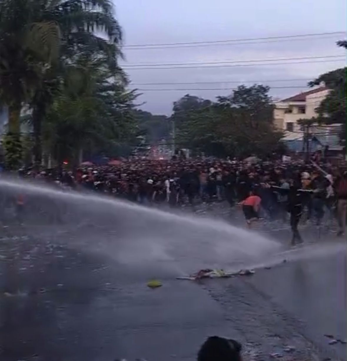 Massa dibubarkan dengan semprotan water cannon.