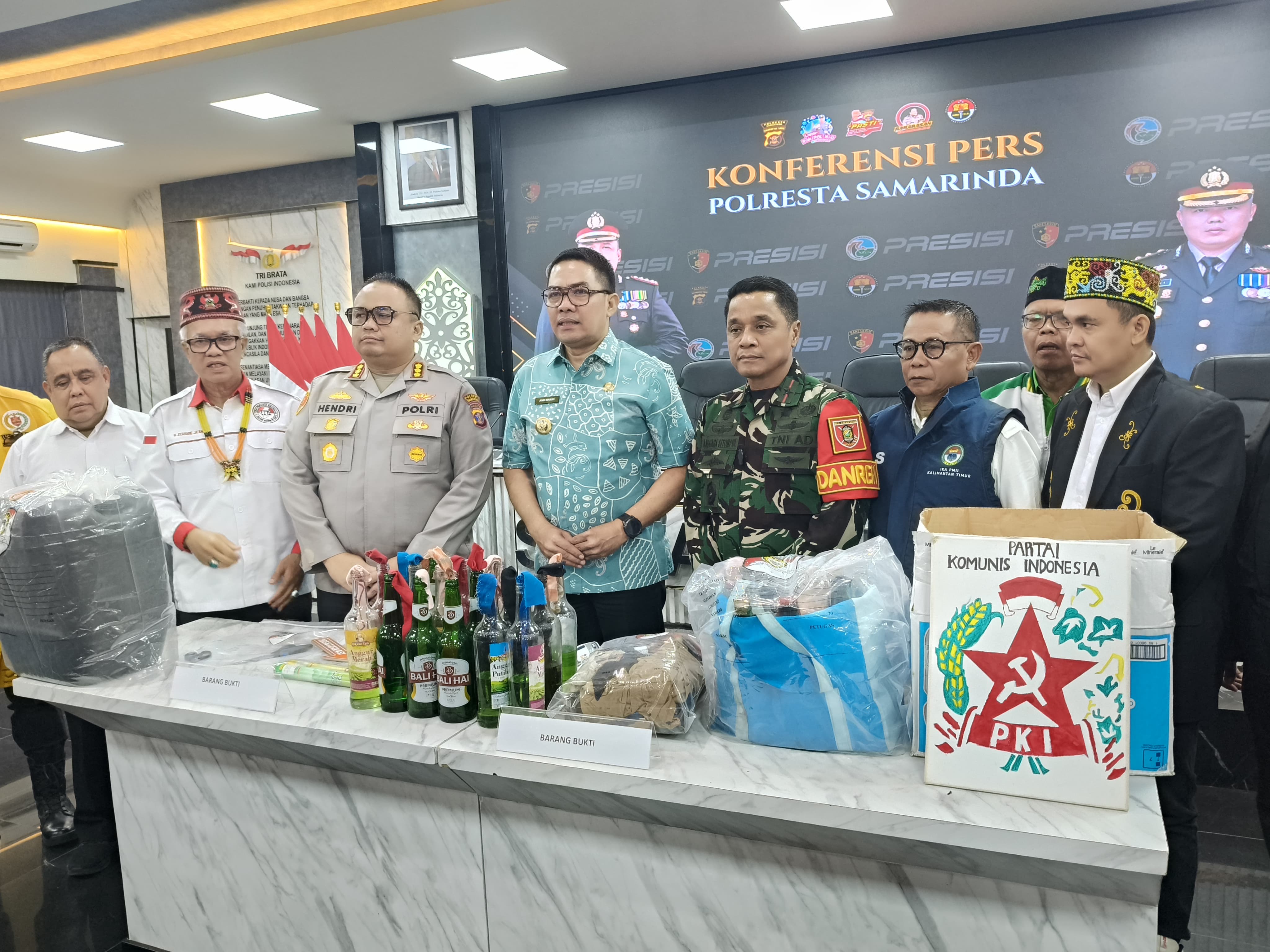 KLARIFIKASI: Wakil Rektor III Bidang Kemahasiswaan dan Alumni Unmul, Prof Moh Bahzar (dua dari kiri) turut menghadiri konferensi pers yang digelar Porlesta Samarinda.