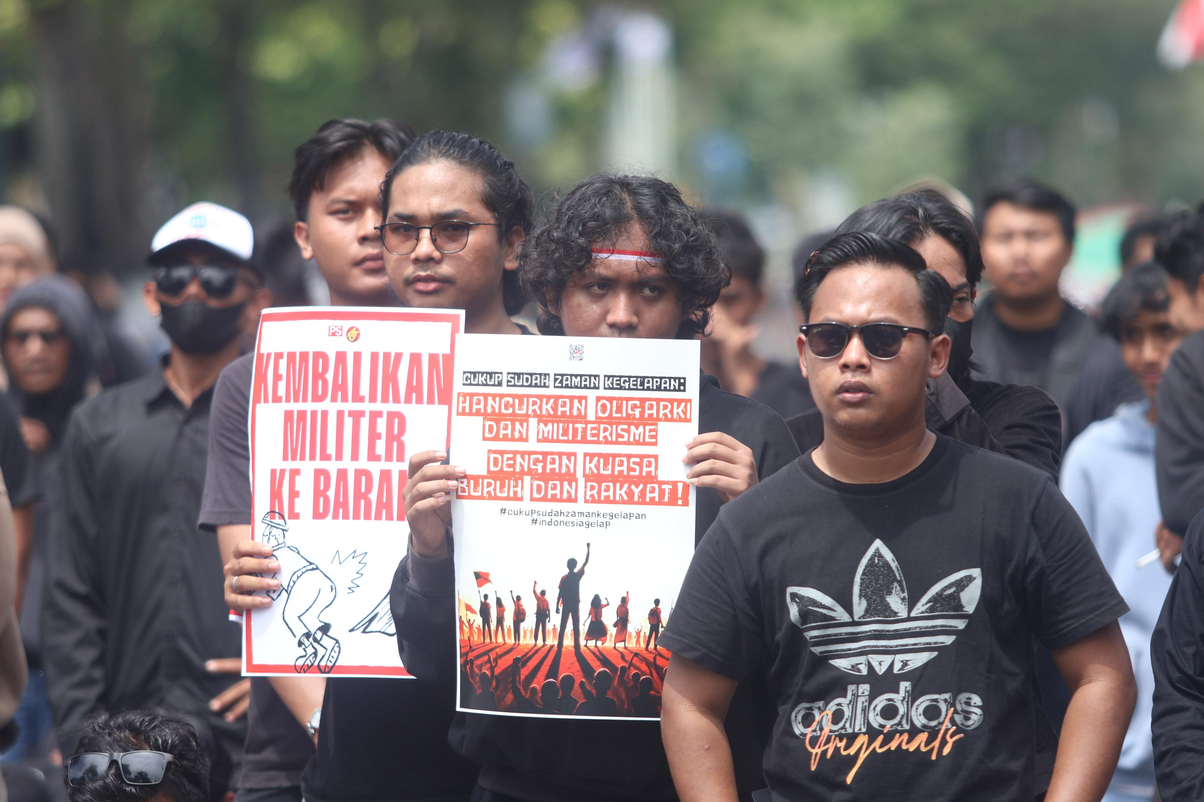 Aksi demo turut diikuti Perserikatan Sosialis Arah Juang yang membawa pesan dalam bentuk poster di kantor DPRD Balikpapan, Senin (1/9). (FOTO ANGGI PRADITHA/KP)