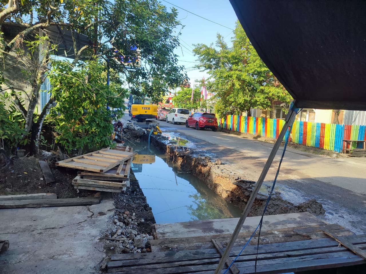 TERDAMPAK: Pengerjaan drainase di wilayah kota kerap berdampak pada kebocoran jaringan air bersih.