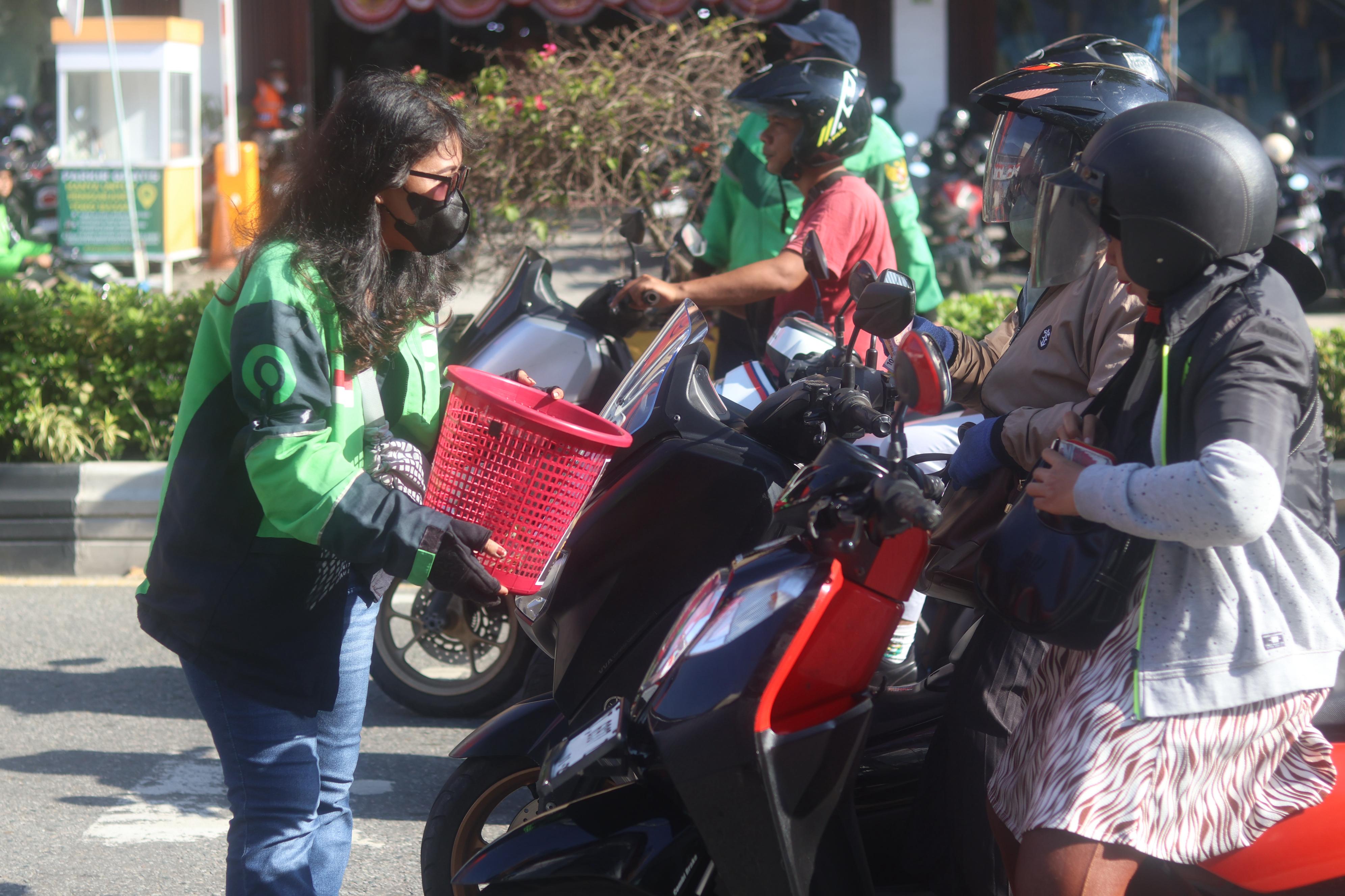 GALANG DANA: Aksi Solidaritas Driver Online Balikpapan Bersatu menggalang dana untuk almarhum Affan Kurniawan di simpang Plaza Balikpapan, Selasa (2/9).