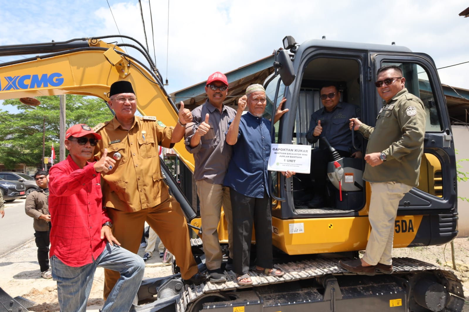 Bupati Kukar Aulia Rahman Basri usai melantik Pj Kades Sebuntal, menyerahkan eskavator mini kepada Gapoktan Desa Semangko.  &nbsp;