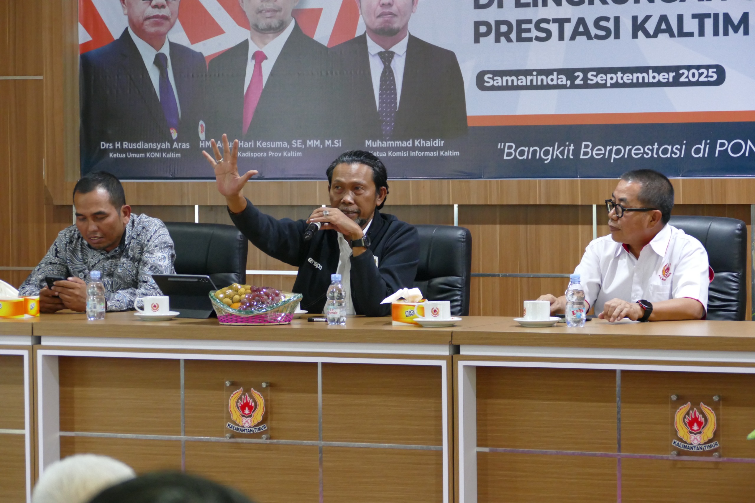 Kepala Dispora Kaltim Agus Hari Kesuma diapit ketua KONI Kaltim Rusdiansyah Aras (kanan) dan Wakil Ketua KI Kaltim Muhammad Khaidir.