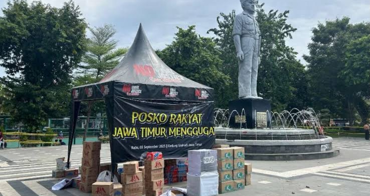 Posko Rakyat Jatim Menggugat lengkap dengan logistik sempat berdiri di Taman Apsari, Surabaya, sebelum dibongkar menjelang aksi 3 September. (Foto ngopibareng.id)