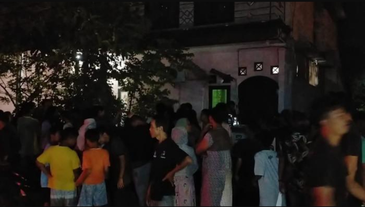 Warga berkerumun di depan rumah korban pembunuhan satu keluarga di Indramayu, tempat ditemukannya lima jasad terkubur. (FOTO: IST)
