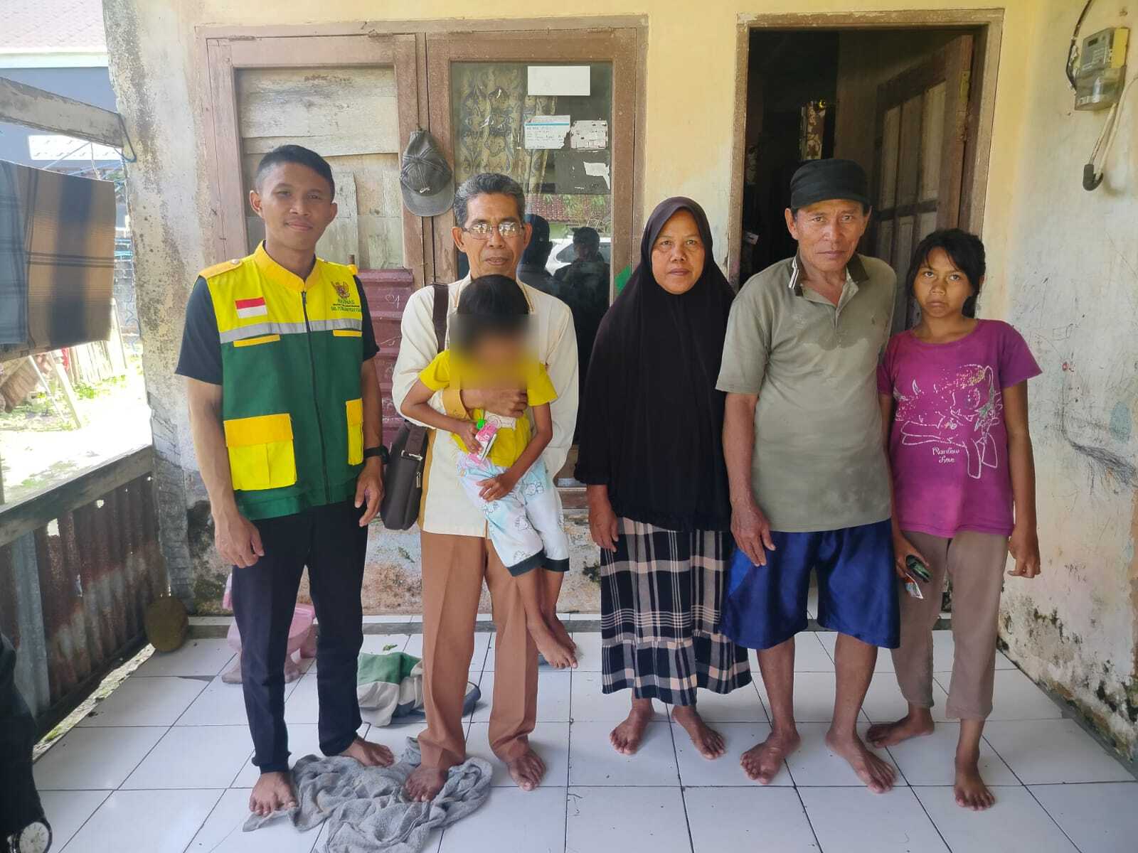 SAMBANGI: Pengurus Baznas PPU saat menyambangi sekretariat Panti Asuhan Raudhatul Jannah tempat Mutiara, bocah tanpa anus, ditampung. (IST)