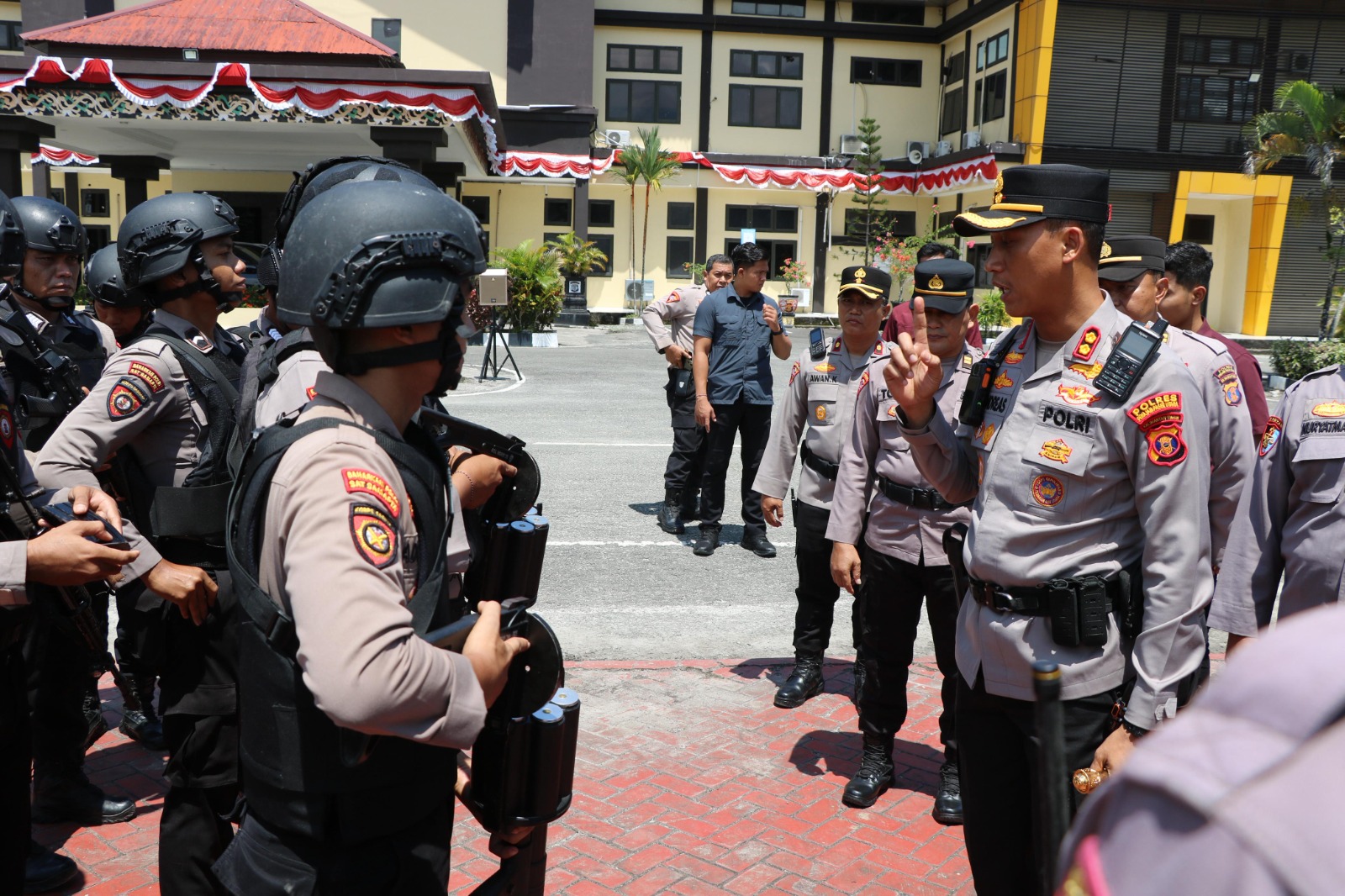 TINJAU: Kapolres PPU, AKBP Andreas Alek Danantara (kanan) saat meninjau kesiapan pasukan dalam pengamanan aksi demonstrasi yang direncanakan digelar di PPU. (IST)