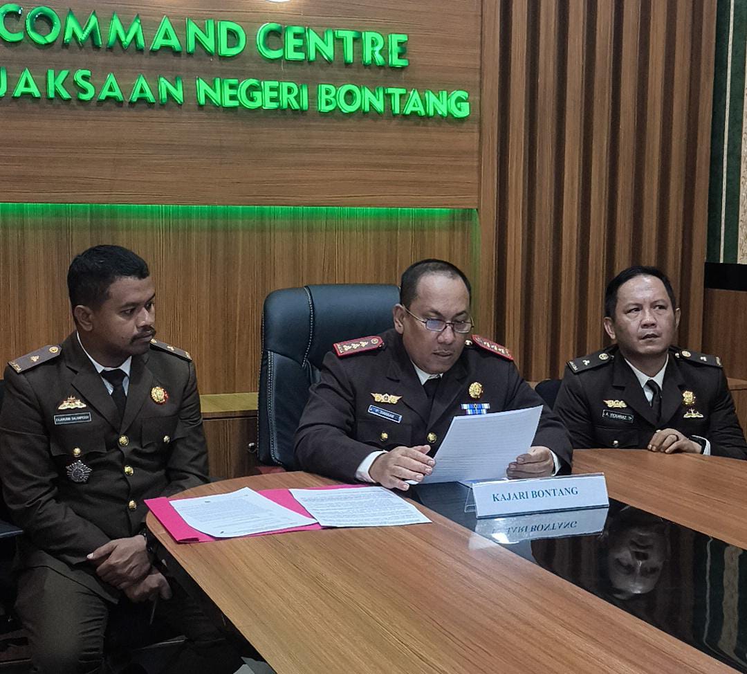 Kajari Bontang Pilipus Siahaan memberikan keterangan terkait kasus dugaan tipikor biaya perjalanan dinas. (ADIEL KUNDHARA/KP)