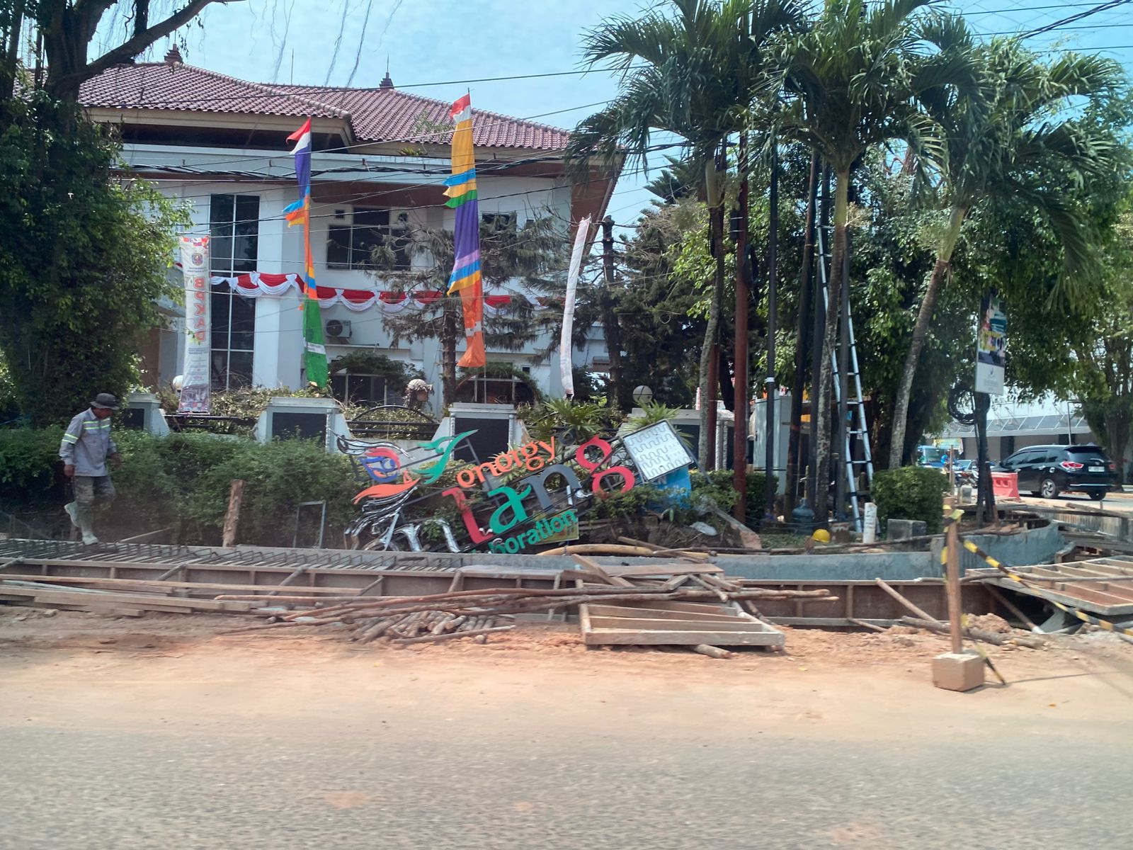 TERGELETAK: Ornamen lampu taman di depan Kantor BPKAD Bontang dibiarkan begitu saja saat kontraktor melakukan perbaikan drainase di lokasi tersebut.
