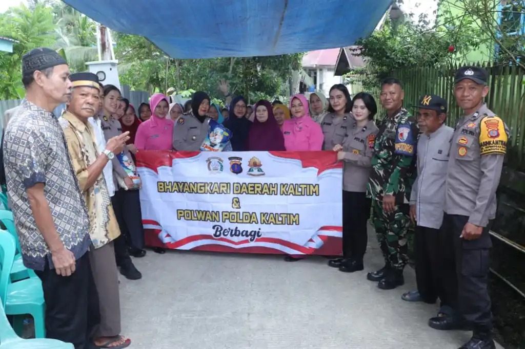POLWAN BERBAGI: Aksi sosial dilakukan Polwan Polda Kaltim, mereka menyalurkan beras ke warga kawasan Sepinggan Raya, Balikpapan Selatan.