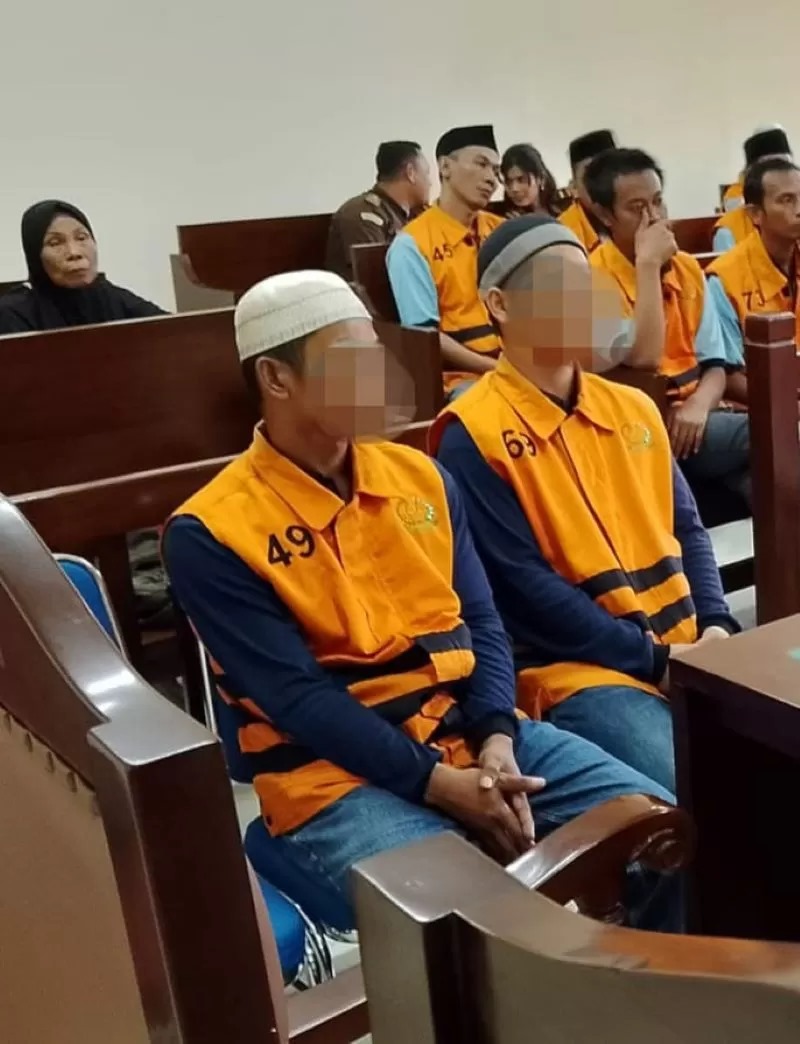 SIDANG: Kedua terdakwa menjalani sidang kepemilikan senjata tajam di Pengadilan Negeri Balikpapan.