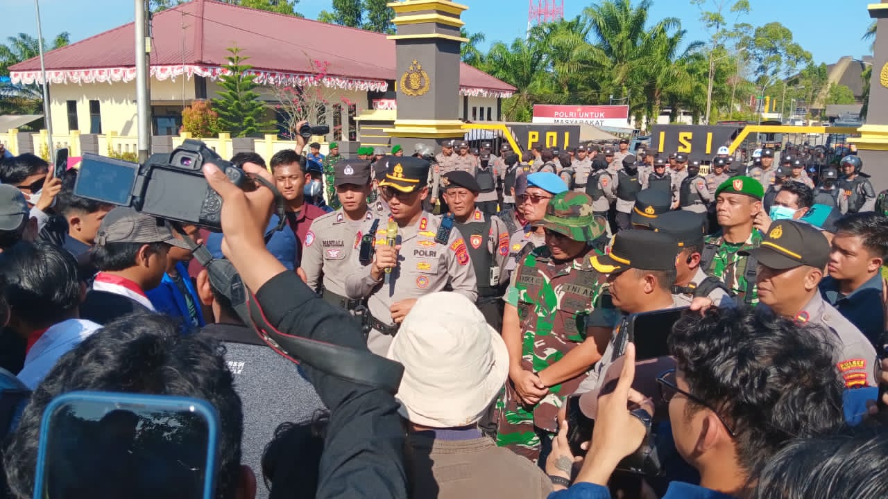 ASPIRASI: Massa aksi meminta Kapolres PPU, AKBP Andreas Alek Danantara menandatangani fakta integritas.