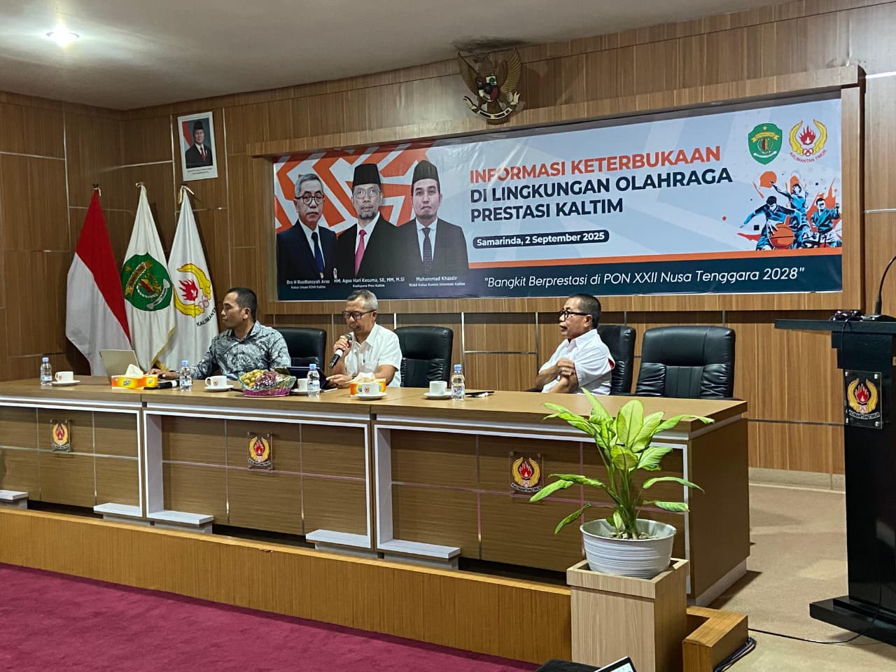 Kepala Bidang Peningkatan Prestasi Olahraga Dispora Kaltim Rasman Rading (tengah), menekankan pentingnya transparansi dalam pengelolaan dana hibah.
