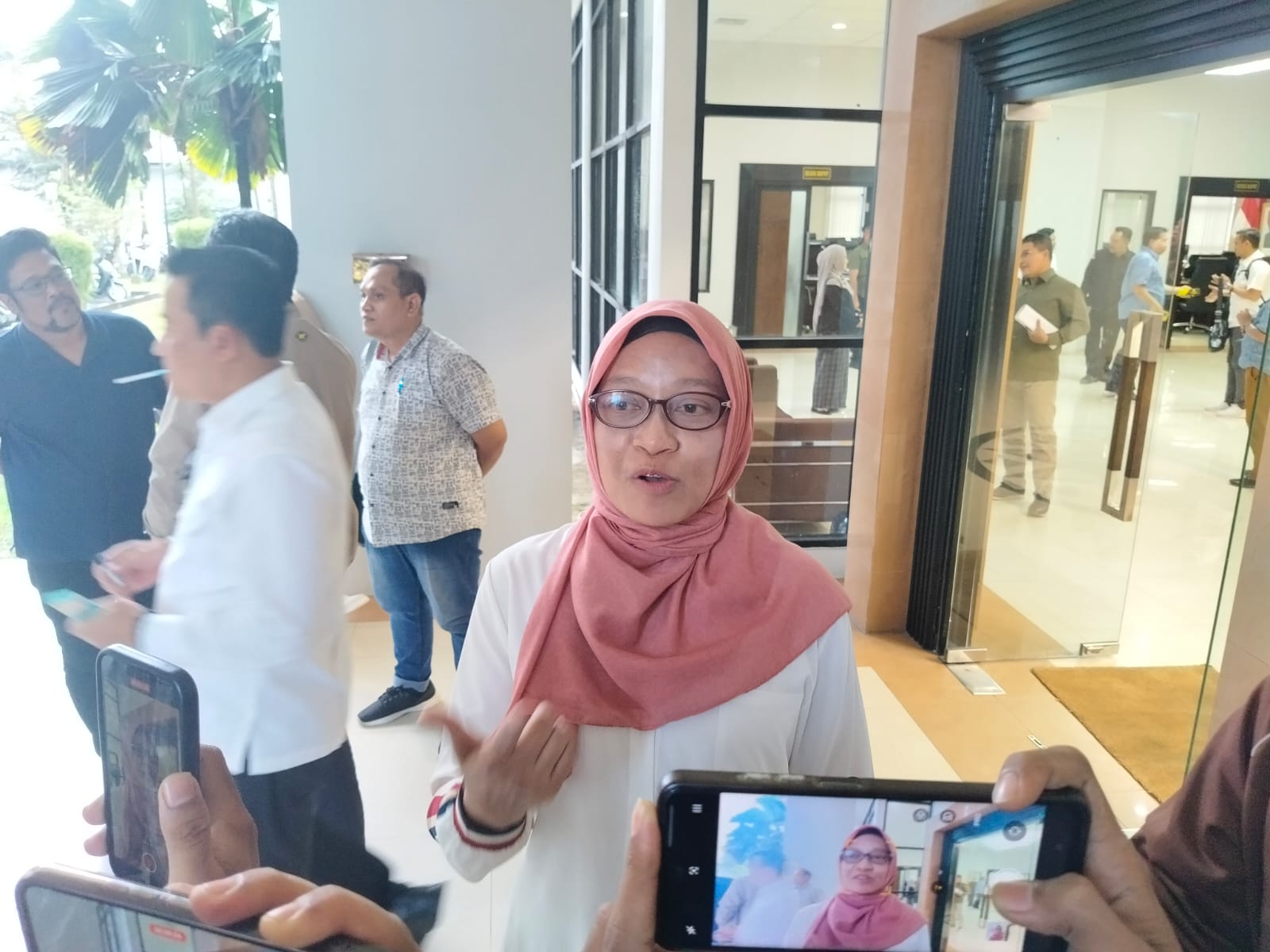 Sekretaris Provinsi Kaltim, Sri Wahyuni, diwawancarai awak media, Selasa (2/9). (BAYU/KP)