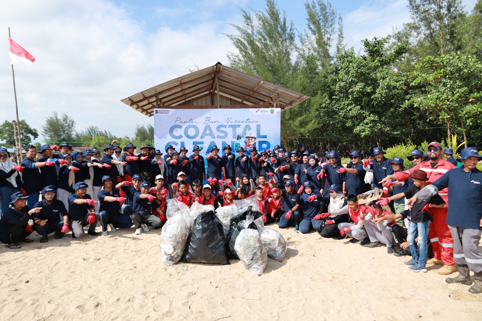 BERSIH-BERSIH: Mudyat Noor bersama jajaran KPB dan relawan serta pokdarwis membersihkan plastik sampah di Pantai Nipah-Nipah.