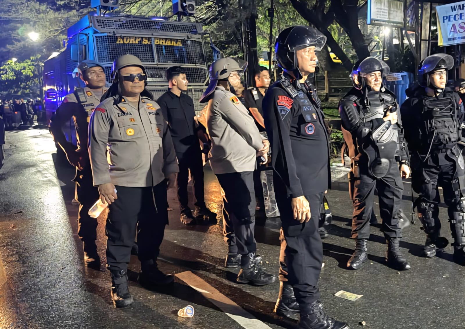 Brimob Polda Kaltim melakukan pengamanan agar aksi berjalan tertib dan lancar.