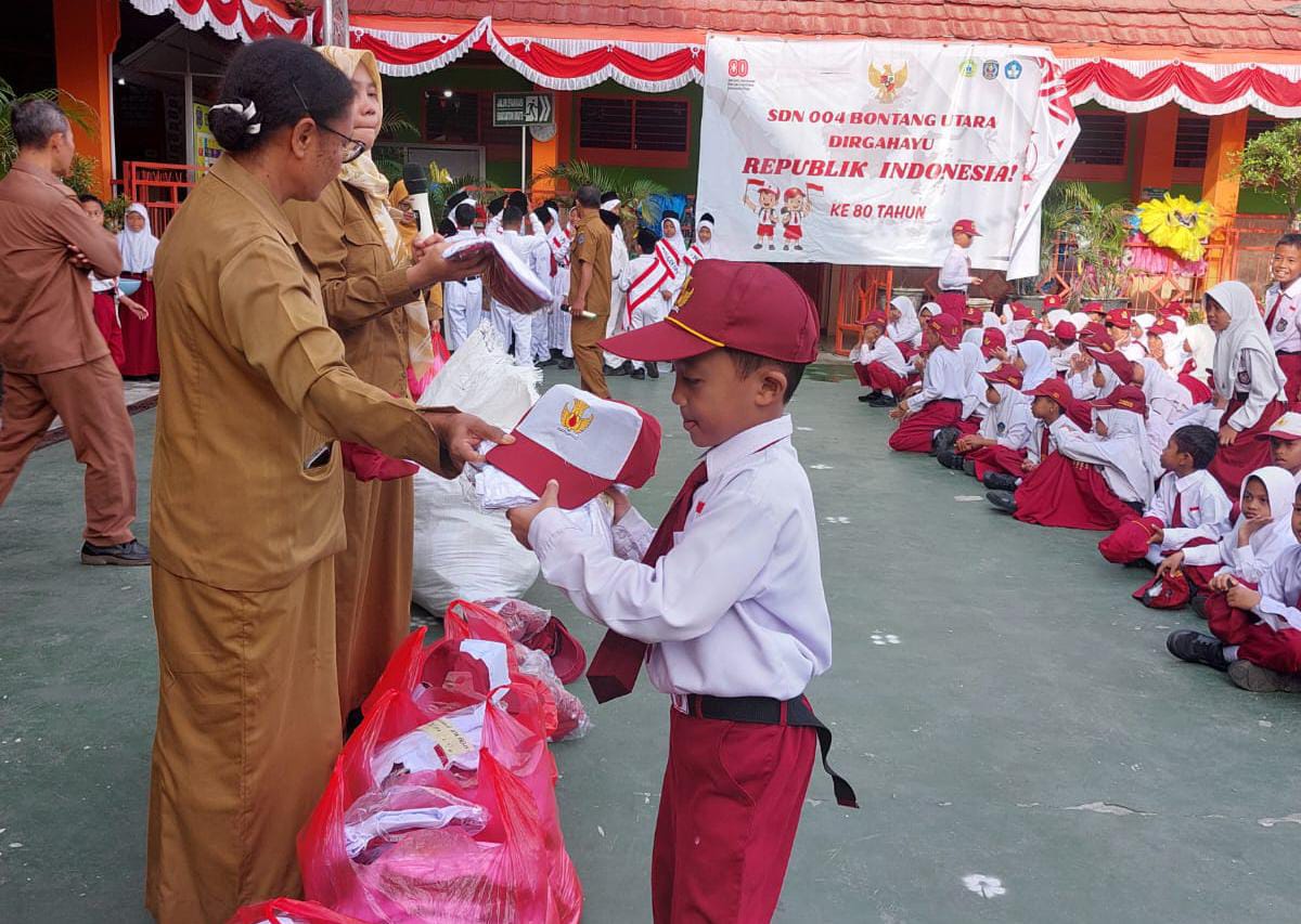 DIBAGIKAN: Siswa di SD 004 Bontang Utara telah menerima seragam sekolah gratis dari Pemkot Bontang. FOTO: ADIEL KUNDHARA/KP
