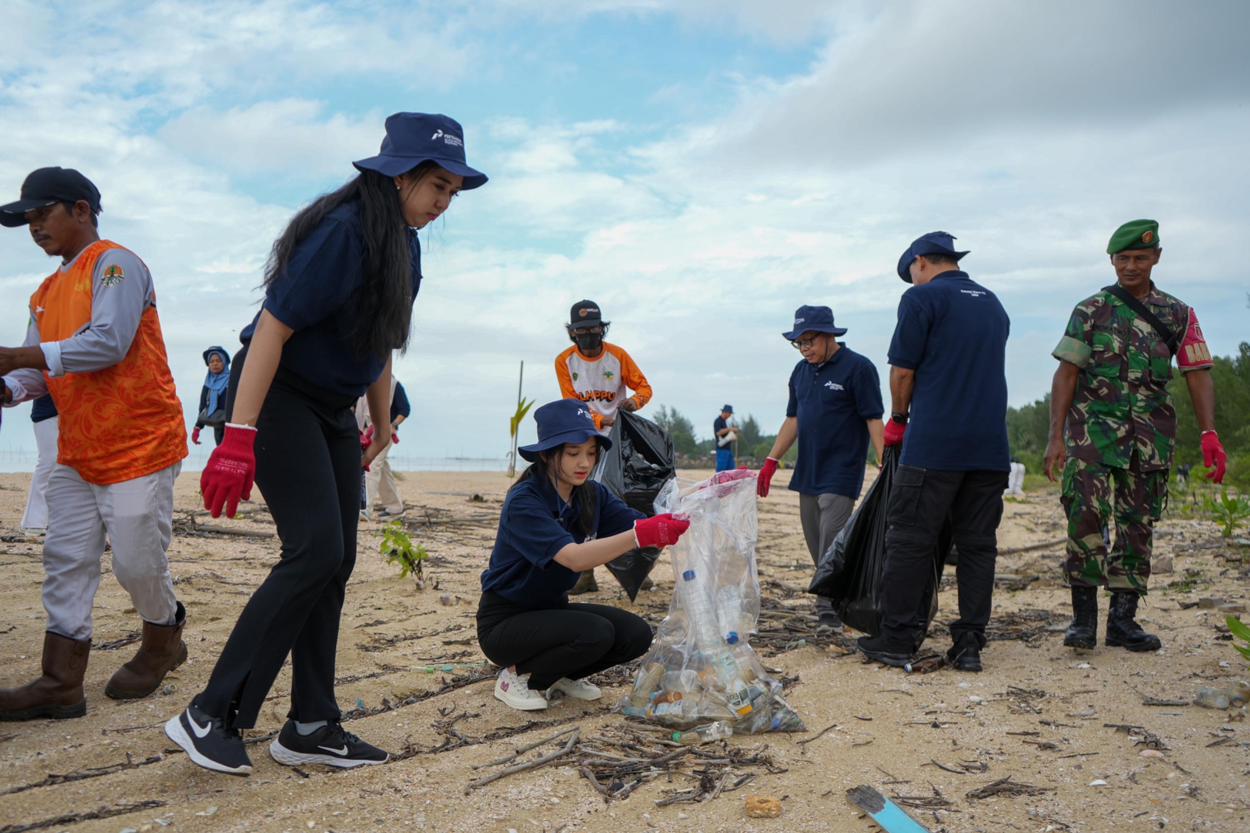 PEDULI LINGKUNGAN: Melalui Coastal Clean Up di Pantai Baru Nusantara, PT KPB bersama masyarakat berupaya menekan masuknya sampah ke laut