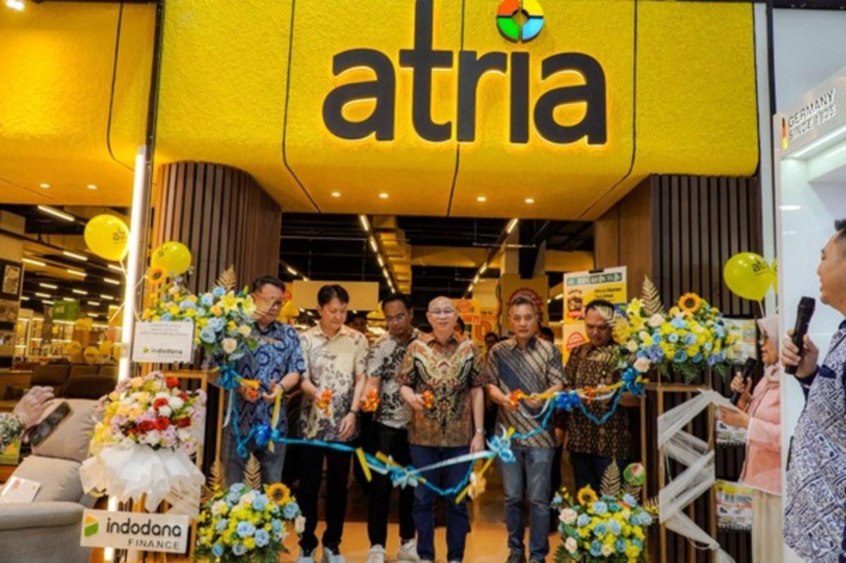 Direktur PT Catur Sentosa Adiprana Tbk Antonius Tan (tengah) bersama jajaran manajemen Atria saat peresmian showroom ke-29 di Balikpapan, Rabu (3/9).