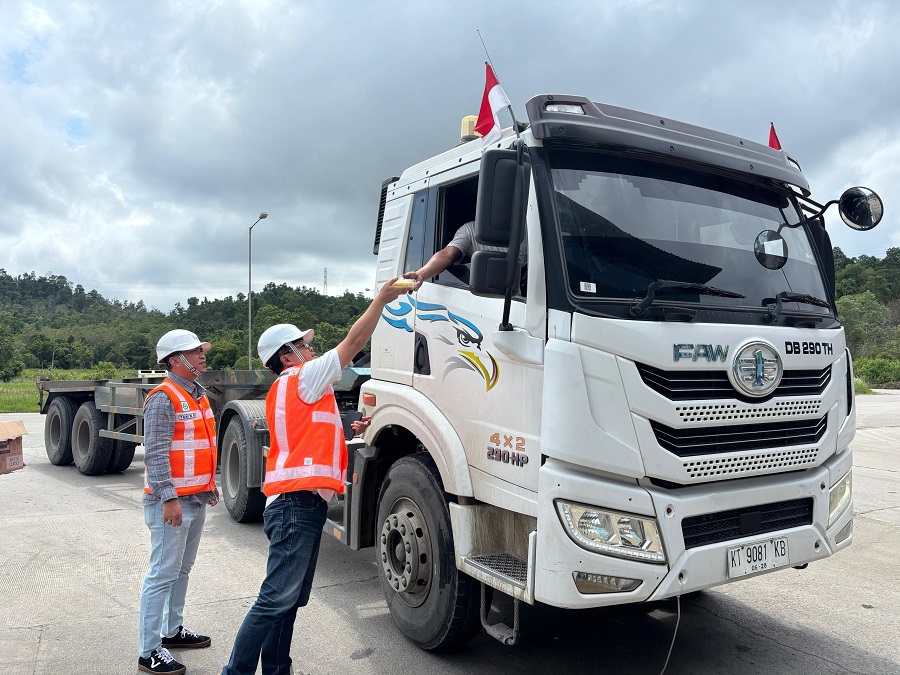 SILATURAHMI: Pekerja PT KKT memberikan bingkisan kepada pengemudi truk agar mereka lebih bersemangat dalam bekerja.