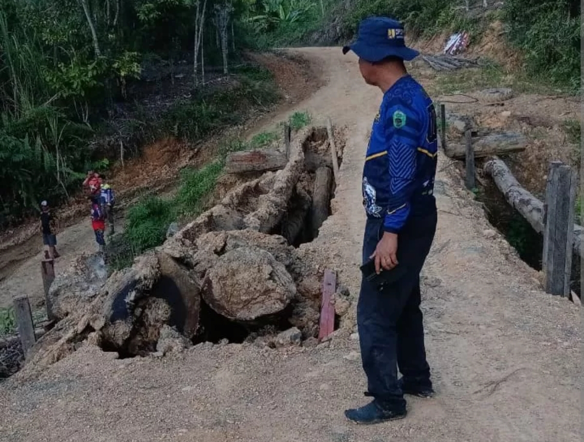 Jalur darat ke Mahakam ulu dari Kutai Barat selalu menjadi kendala karena kondisi alam dan jalan yang rusak. Akibatnya harga pangan menjadi tidak terkendali. (FOTO: IST)