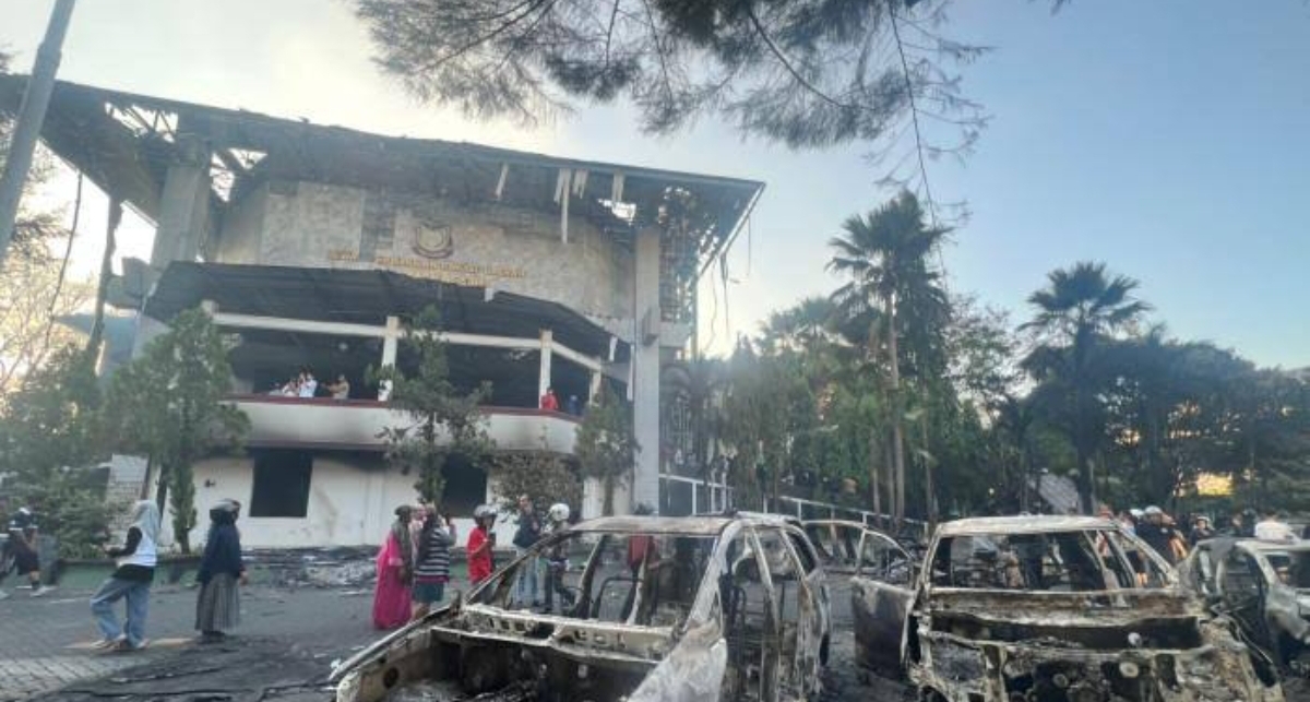 Aksi massa membakar Gedung DPRD Makassar mengakibatkan tiga nyawa melayang. (FOTO: IST)