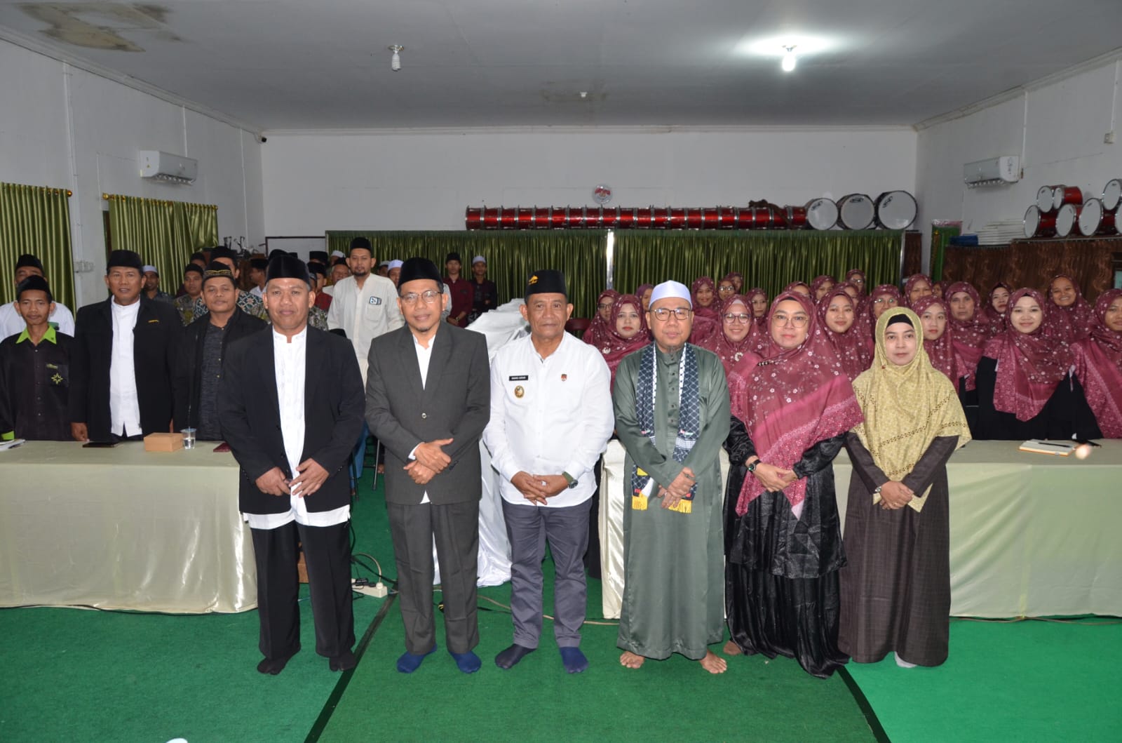 PENDIDIKAN: Wakil Bupati Kubar, Nanang Adriani (tengah, baju putih) membuka seminar di Pondok Pesantren Assalam.