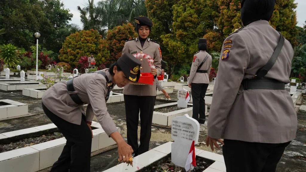 ZIARAH: Polwan Polda Kaltim berziarah dan tabur bunga di TMP Dharma Agung, Balikpapan.