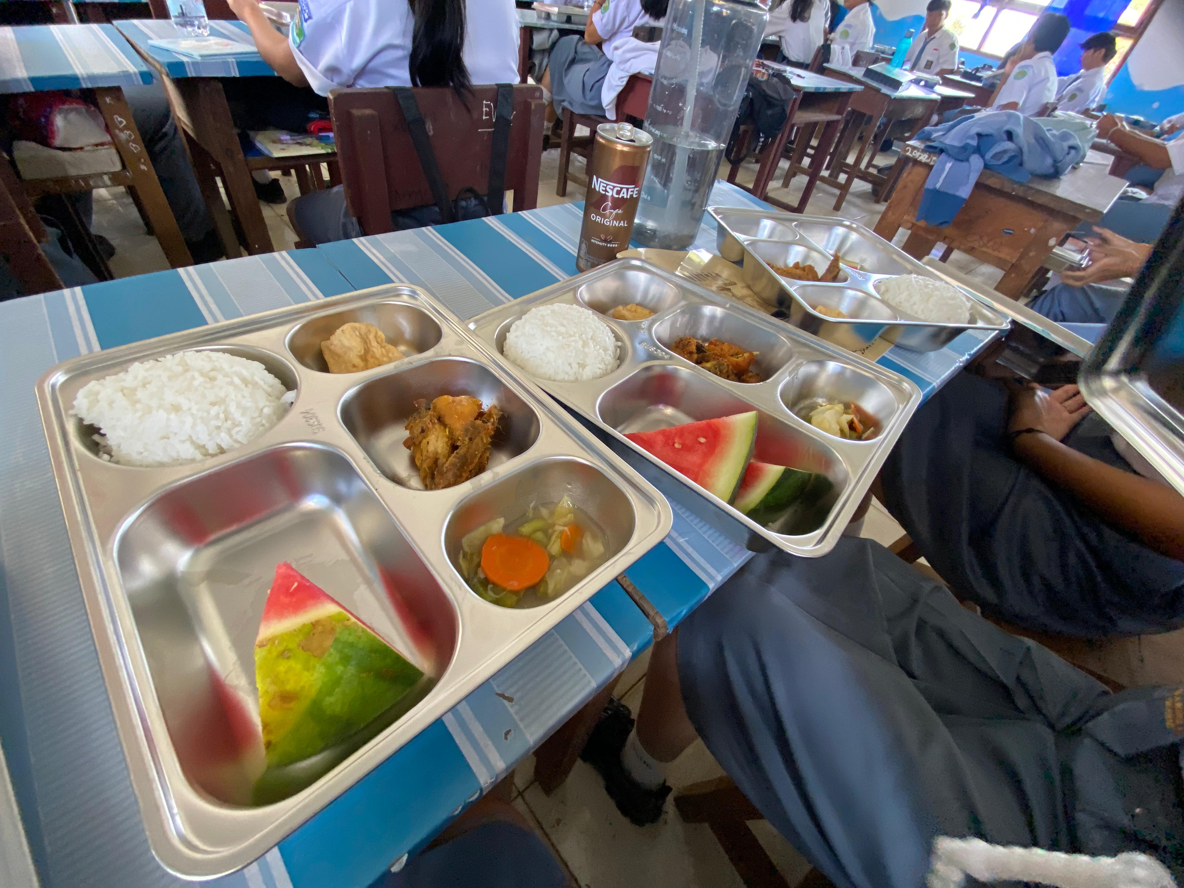 DIMULAI: Menu makan bergizi gratis di SMA 2 Sendawar.