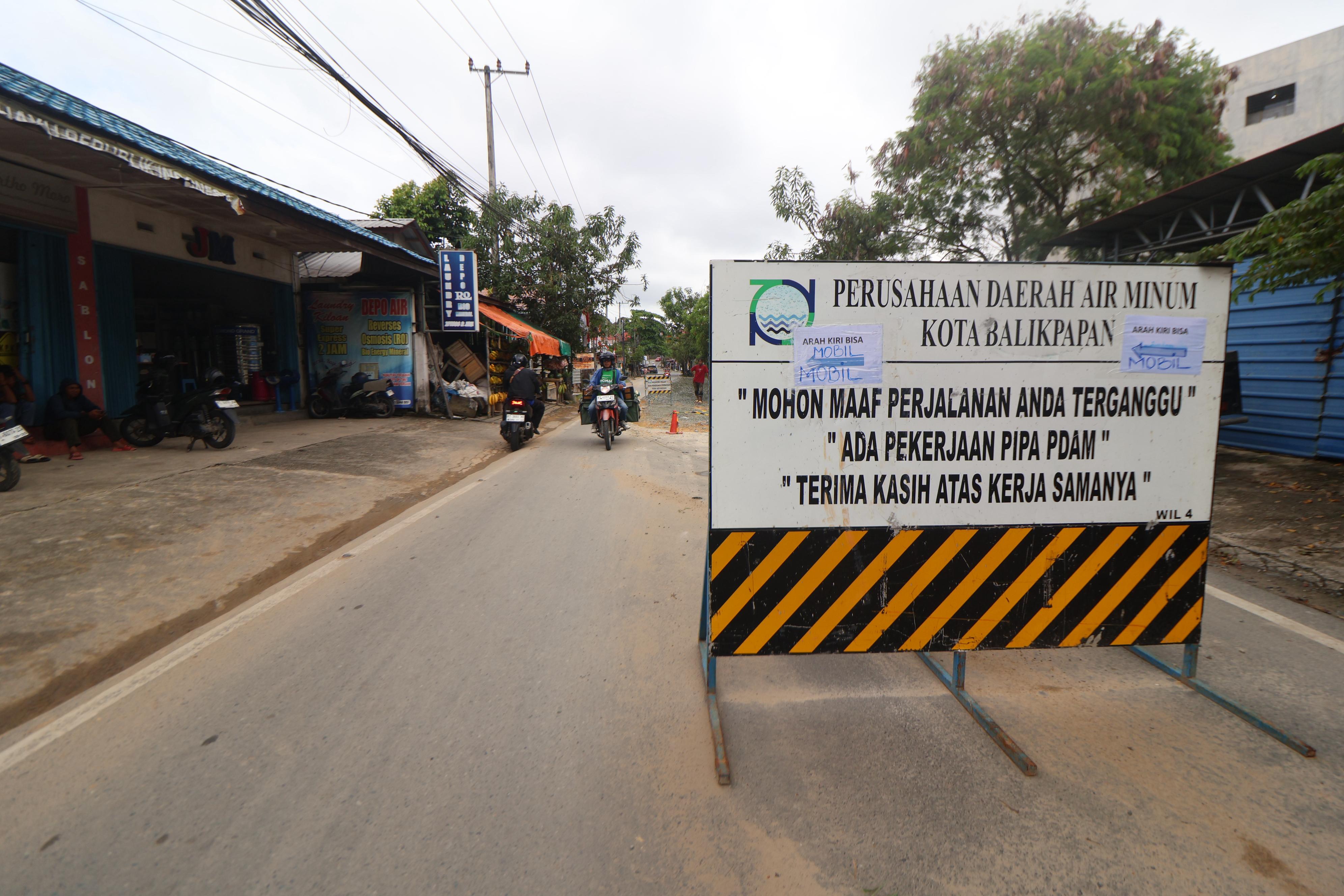 Kondisi Jalan Agung Tunggal selama tiga hari terakhir ini rusak karena ada kebocoran pipa PTMB. (ANGGI PRADITHA/KP)