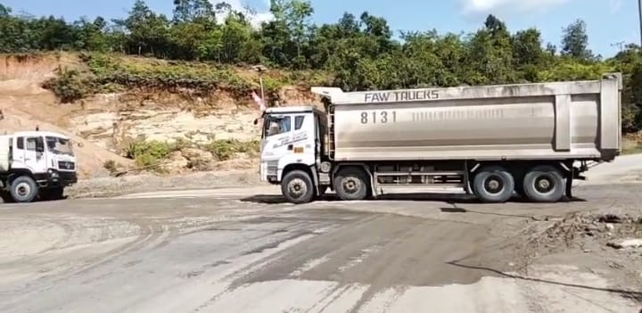 Kendaraan bermuatan batu bara melintasi jalan raya yang dikeluhkan masyarakat. (IST)