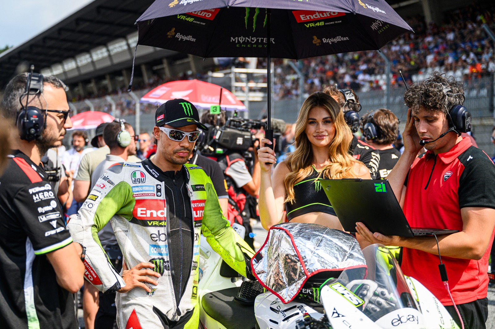 Franco Morbidelli (kedua kiri) bersiap di grid sebelum sprint race MotoGP Austria di Red Bull Ring, Spielberg, Sabtu (16/8).
