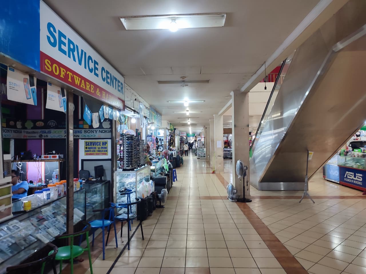 Lokasi lantai 1, khususnya pedagang lapak di Kandilo Plaza ini akan dipindahkan untuk fungsi lain dan penataan.