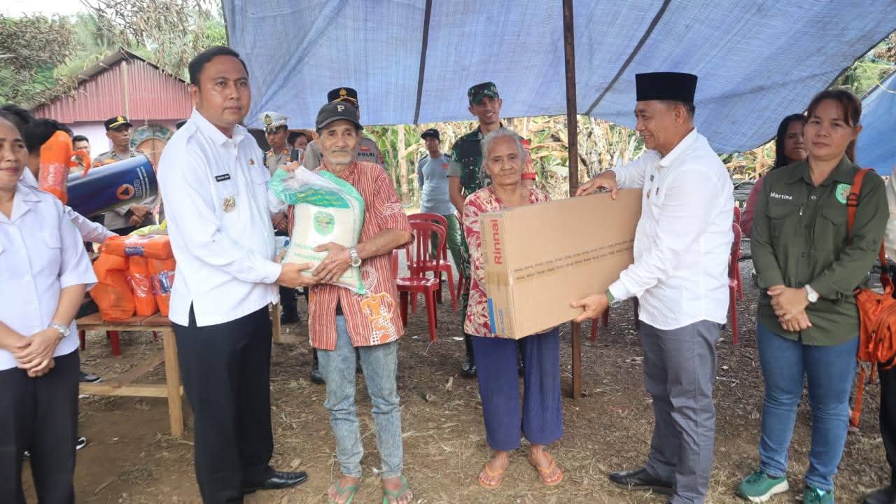Frederick Edwin (kiri) dan Nanang Adriani (dua kanan) saat menyalurkan bantuan untuk korban kebakaran.