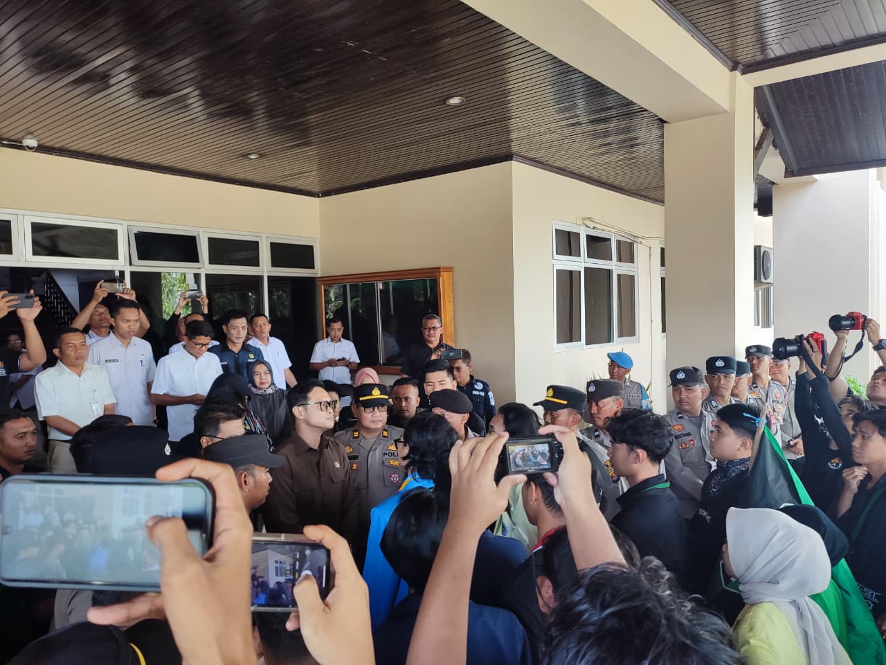 Sejumlah mahasiswa di Paser melakukan unjuk rasa di DPRD Paser terkait isu nasional, Rabu (3/9/2025).  &nbsp;