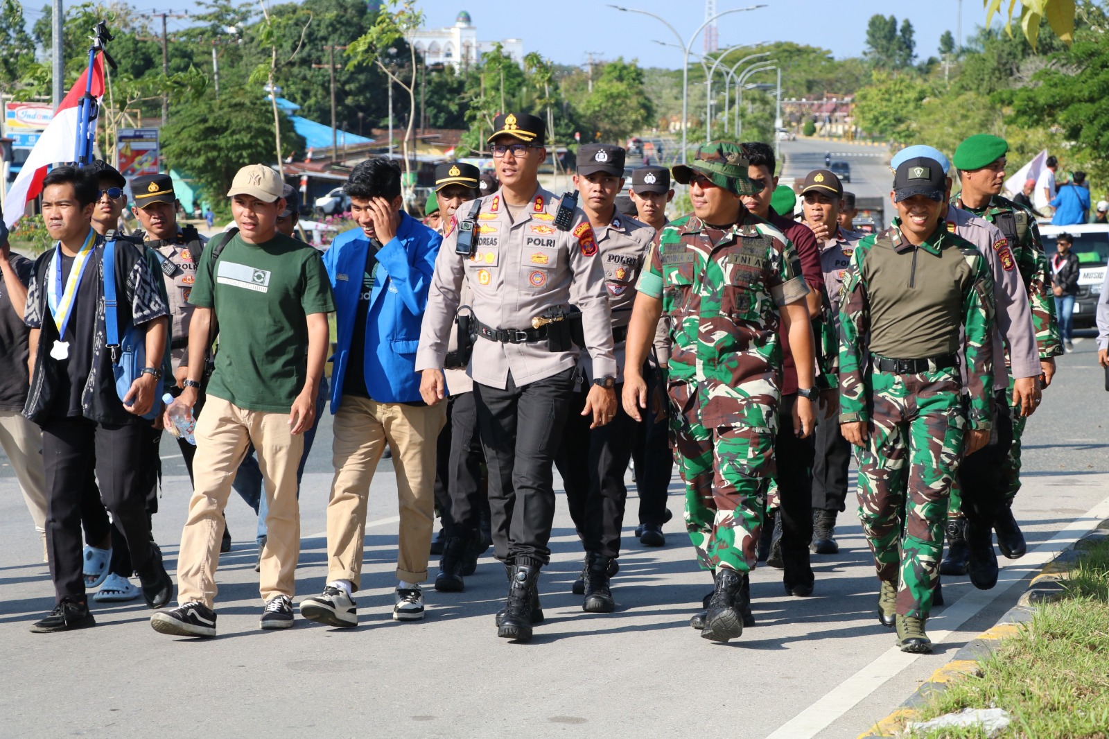 Kapolres PPU, AKBP Andreas Alek Danantara bersama unsur TNI mengawal aksi unjuk rasa gabungan mahasiswa dan masyarakat di PPU.