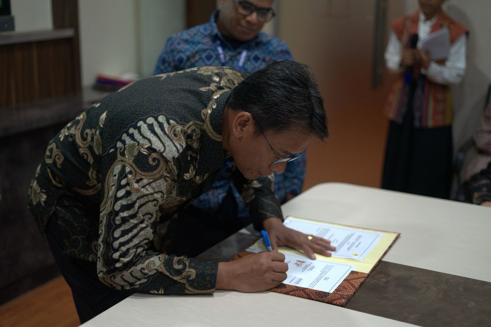 PEDULI LINGKUNGAN: PLN Unit Induk Pembangunan Kalimantan Bagian Timur resmi teken kontrak rehabilitasi Daerah Aliran Sungai untuk menjaga ekosistem hutan dan sungai di sekitar proyek strategis PLN