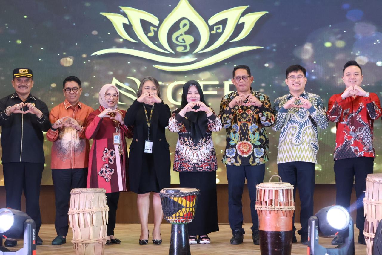 Alimuddin (tiga kanan) dan Dewi Yuliana (empat kanan) menghadiri NICFF 2025 di IKN.