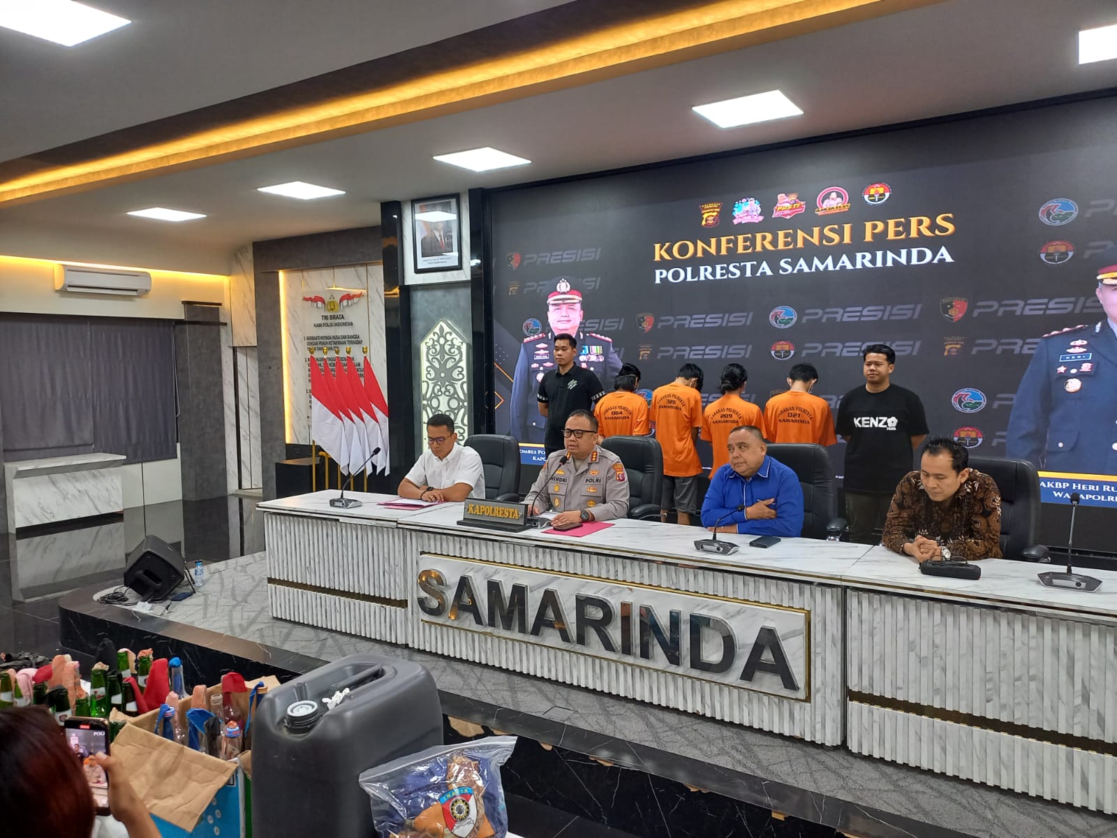TETAP DAMPINGI: Wakil Rektor III Universitas Mulawarman Prof Moh Bahzar (biru), menegaskan akan mendampingi mahasiswanya. (EKO PRALISTIO/KP)
