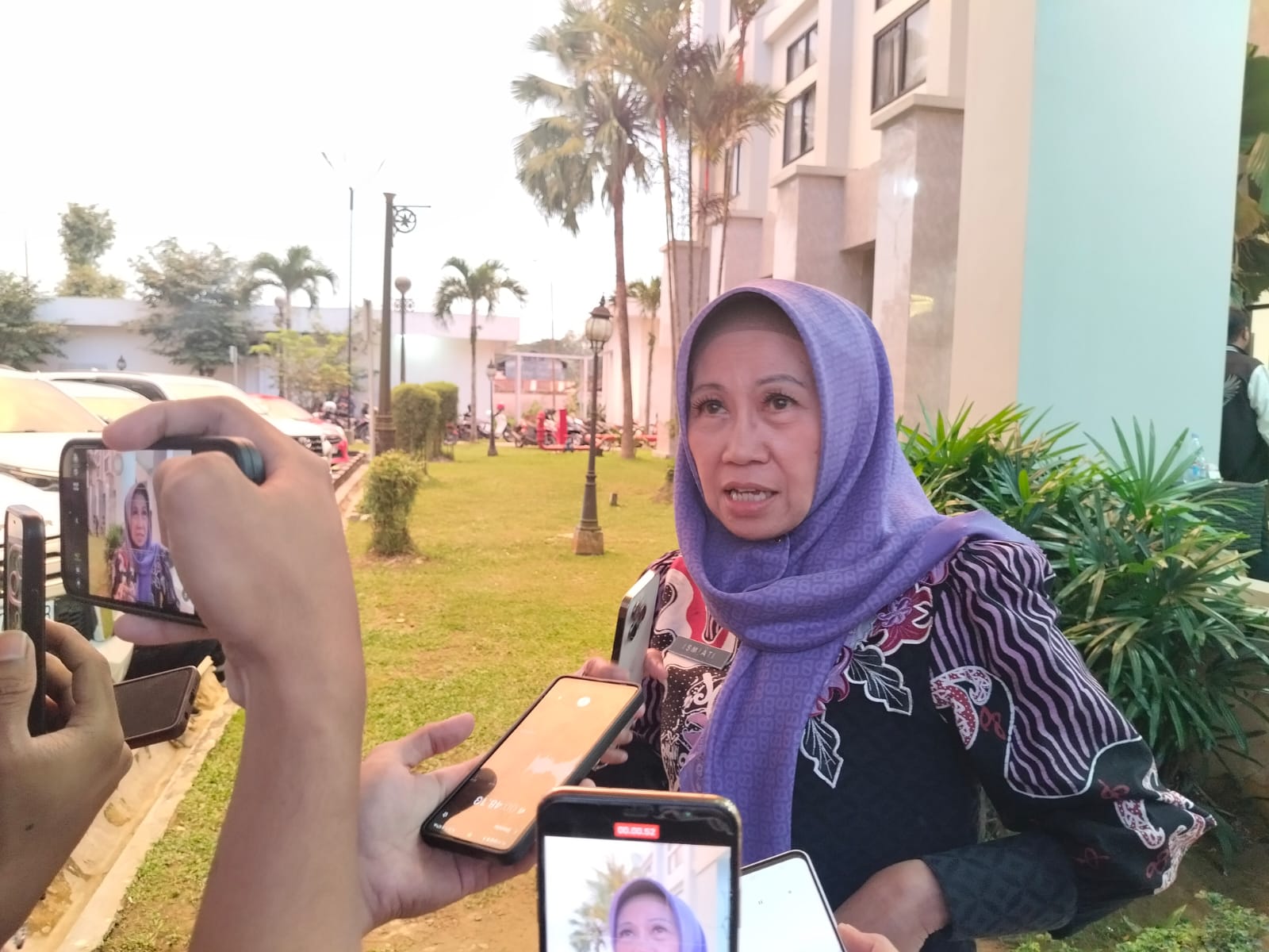 Kepala Bapenda Kaltim, Ismiati, diwawancarai awak media di Samarinda, Kamis (4/9) malam. (BAYU/KP)