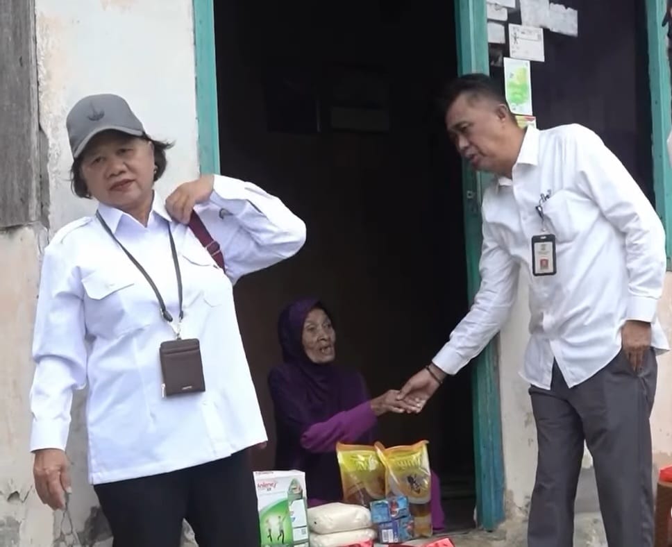 Dinas Sosial membagikan bantuan bahan pokok berupa beras, minyak, gula, dan teh kepada warga.