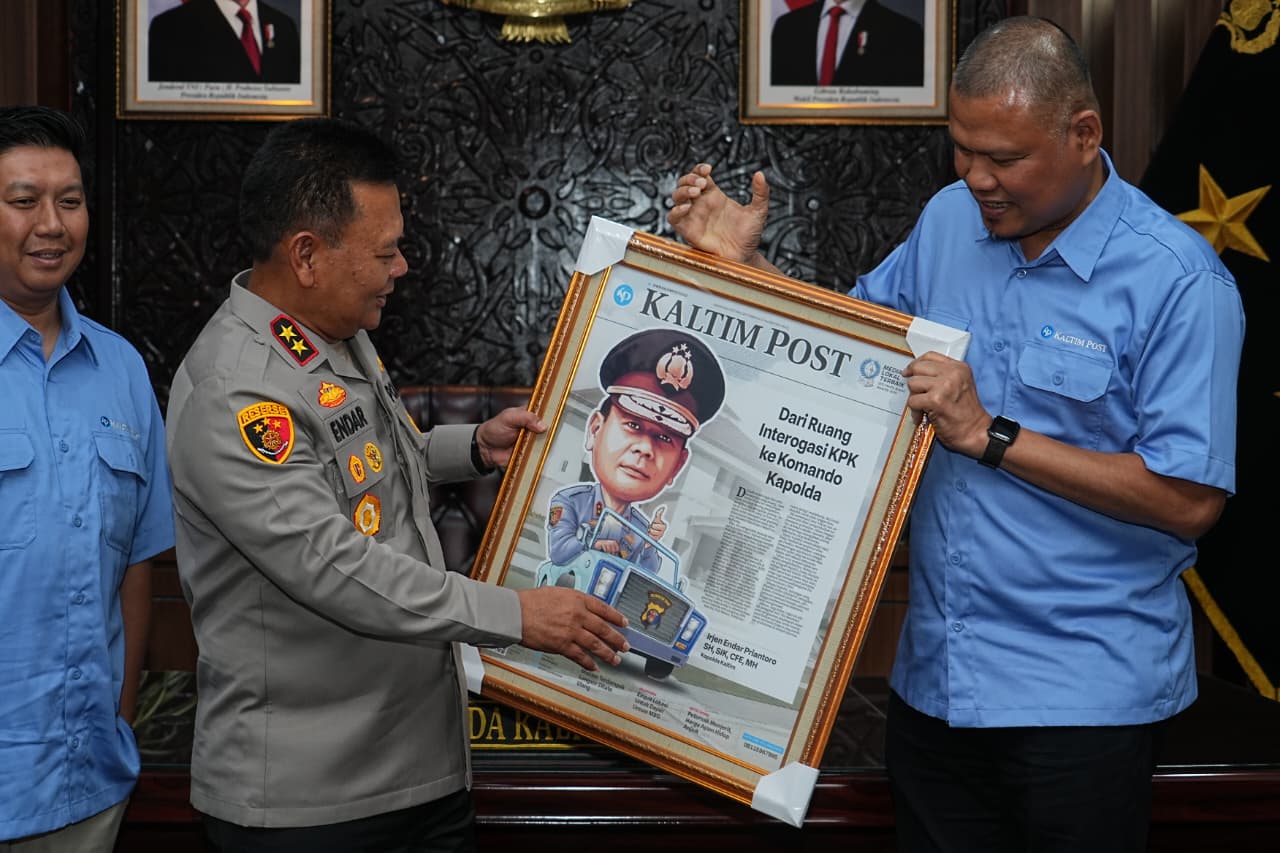 NGOBROL: Setelah diskusi dengan direksi dan manajemen Kaltim Post Grup, cendera mata diberikan pada Kapolda Kaltim Irjen Pol Endar Priantoro.