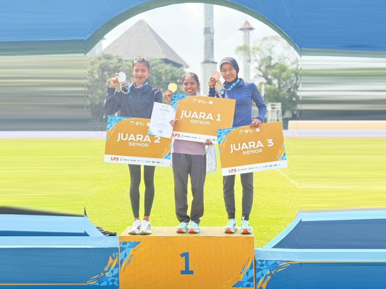 Atlet atletik Kaltim, Nefriana Ariance (tengah) berhasil menjadi yang terbaik di nomor 3.000 meter steeplechase putri.