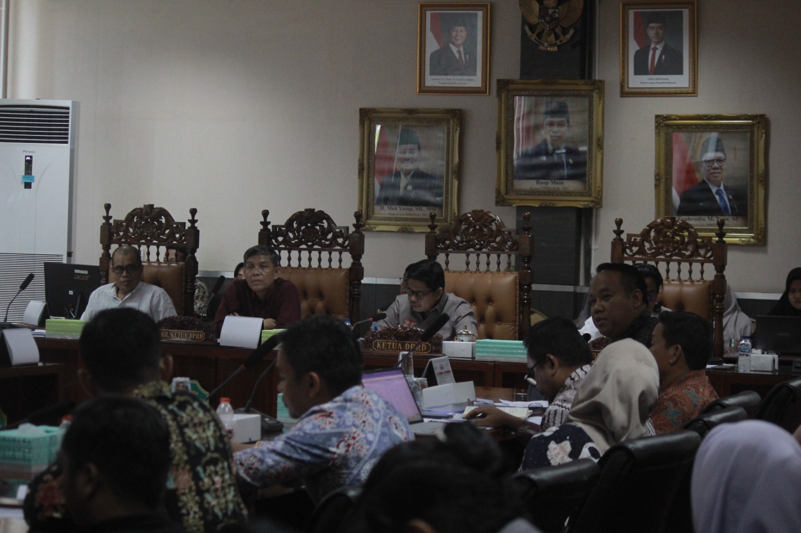 SERIUS: Suasana RDPU antara DPRD dengan Organisasi Perangkat Daerah dan mahasiswa membahas sektor pendidikan.