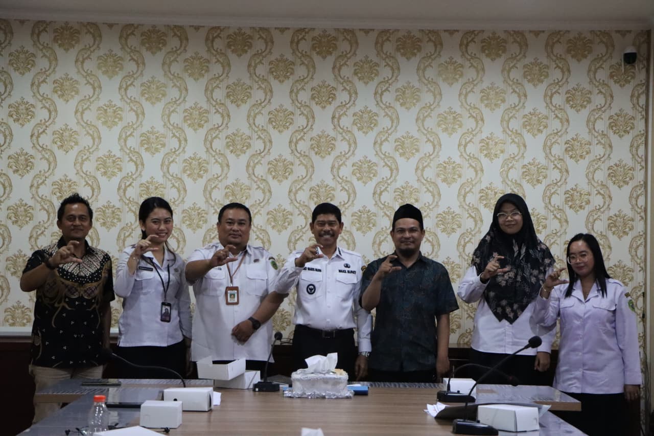 AKRAB: Abdul Waris Muin (empat kanan) bersama jajaran Diskominfo PPU dan Komisi Informasi (KI) Kalimantan Timur dalam rangka monitoring dan evaluasi  keterbukaan informasi publik di PPU.
